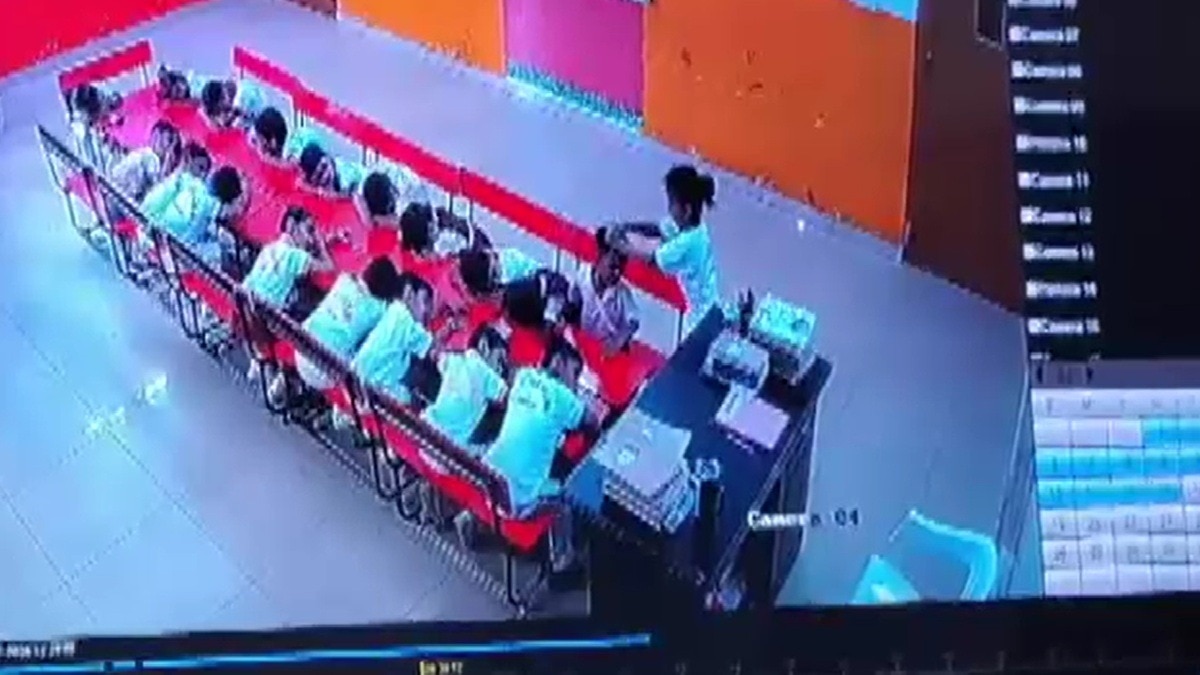 स्कूल में 5 साल के मासूम को पीटा. (Photo: Screengrab)