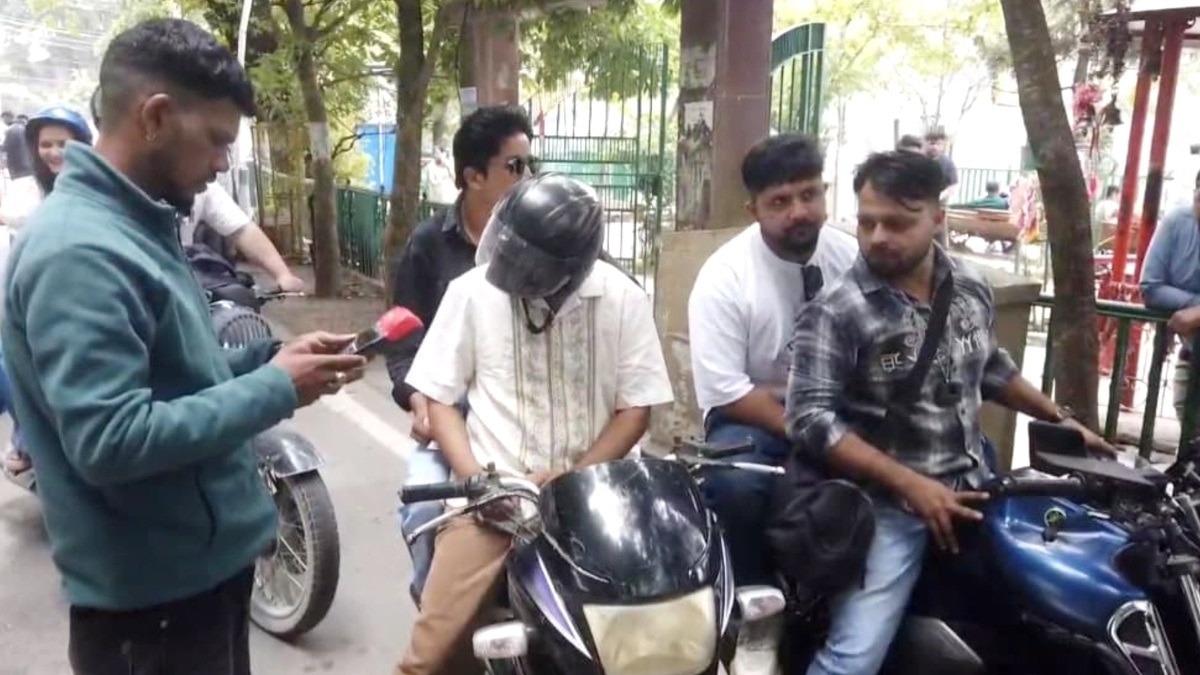 बाइकों से ₹100 और स्थानीय कारों से ₹200 की वसूली.(Photo:ITG)
