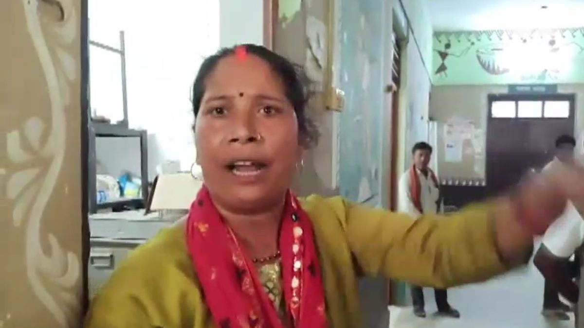 डंडा लेकर तहसील पहुंची महिला. (Photo: Screengrab)