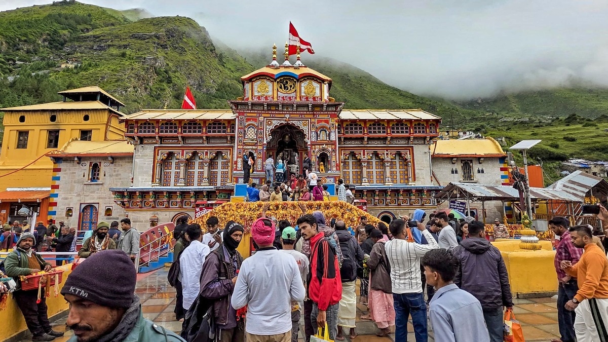सोशल मीडिया पर मंदिर के चढ़ावे में हेराफेरी के आरोप सामने आने के बाद बीकेटीसी ने समिति बनाई थी. (Photo: PTI))