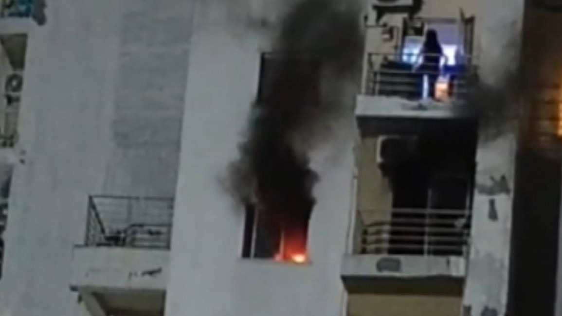नोएडा की सोसायटी में लगी आग में कोई गंभीर नुकसान नहीं हुआ. (Photo- Screengrab)