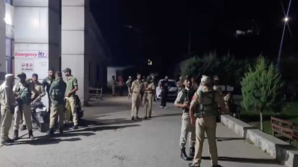 पुलिस से हथियार छीनने की कोशिश में एक शख्स ढेर हो गया है (Photo: ITG)