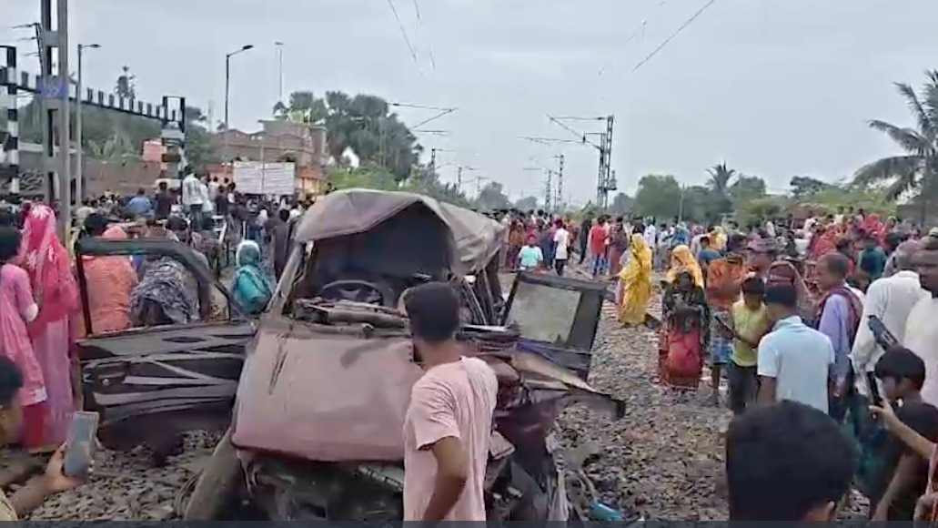 मुर्शिदाबाद में रेलवे फाटक पर हादसा हो गया है (Photo: ITG)