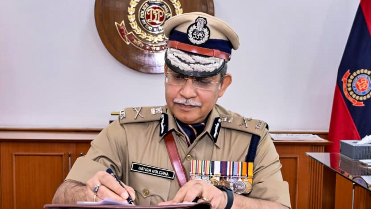 दिल्ली पुलिस कमिश्नर के पद से सतीश गोलचा को हटाया गया (Photo: PTI)