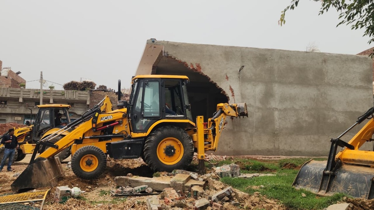 संभल में एक बार फिर बुलडोजर एक्शन (Photo- ITG)