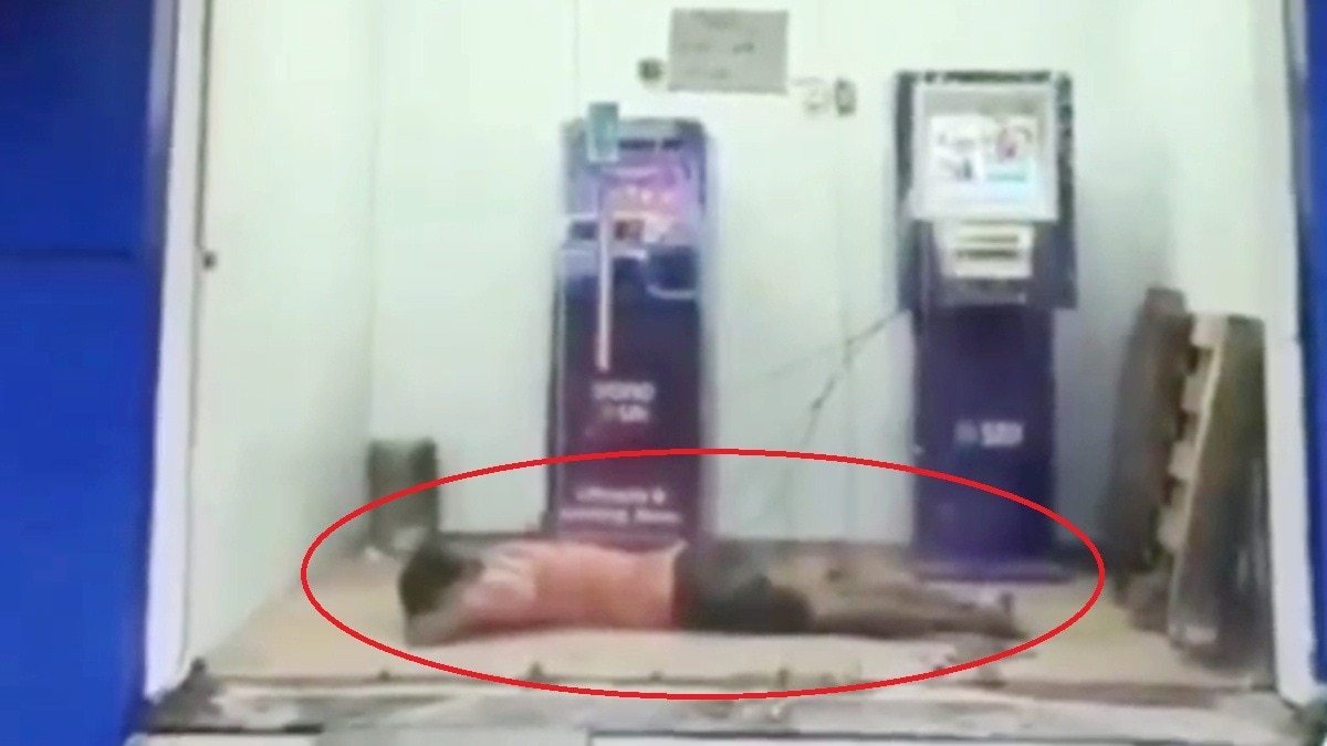 SBI ATM में आराम से सोता मिला युवक.(Photo:Screengrab)