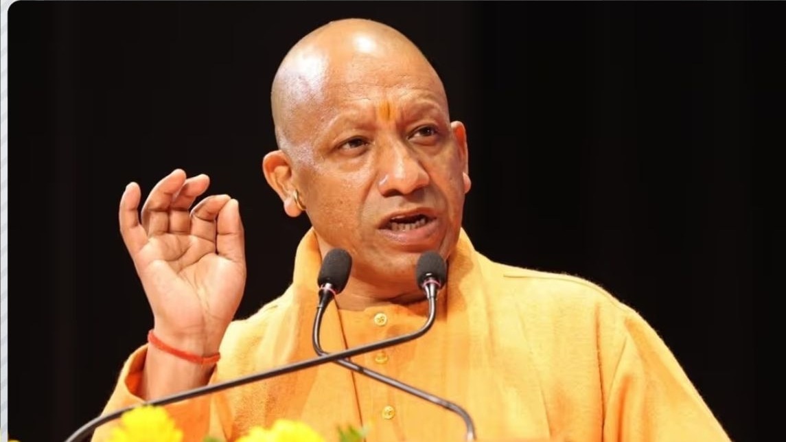 योगी आदित्यनाथ ने एक के बाद एक यूपी के शिक्षकों के लिए सौगातें देनी शुरू कर दी हैं.