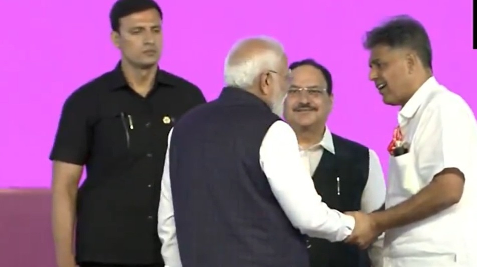 पीएम मोदी और मनीष तिवारी की मुलाकात लंबी रही. (Photo: Social media)