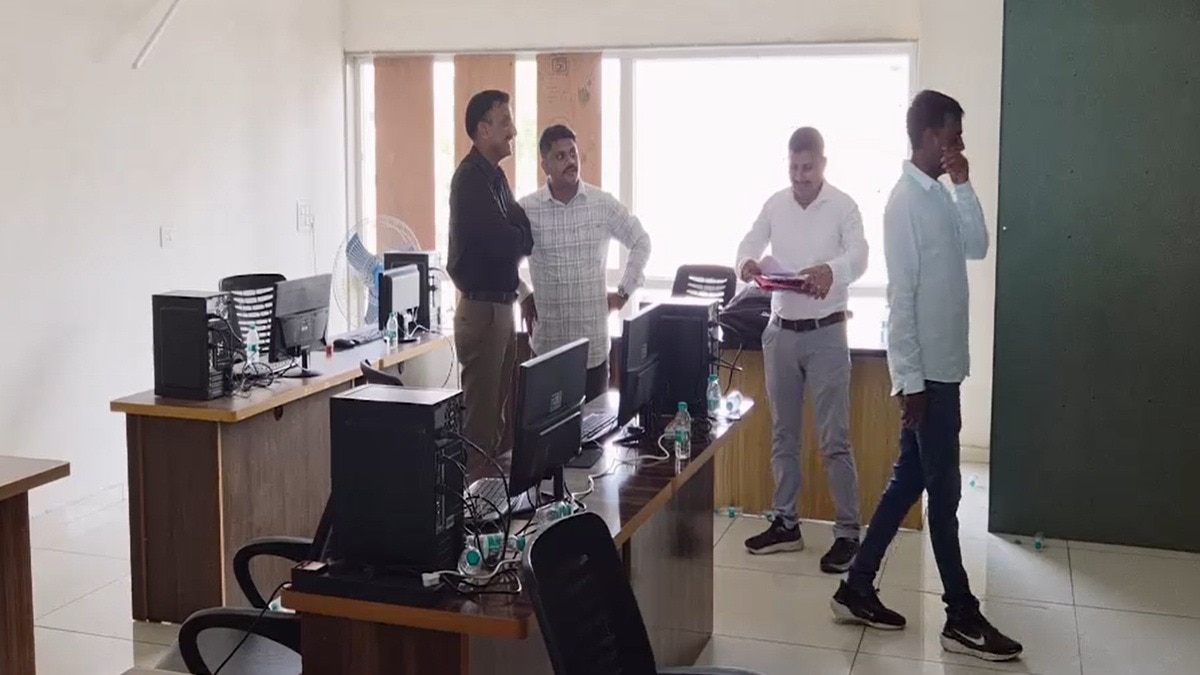 ज्वैलर्स को लाखों रुपये का चूना लगा. (Photo: Screengrab)