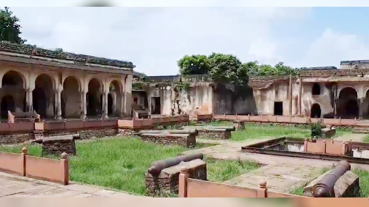 तोप को लोडिंग गाड़ी में भरकर ले गए चोर.(Photo:ITG)