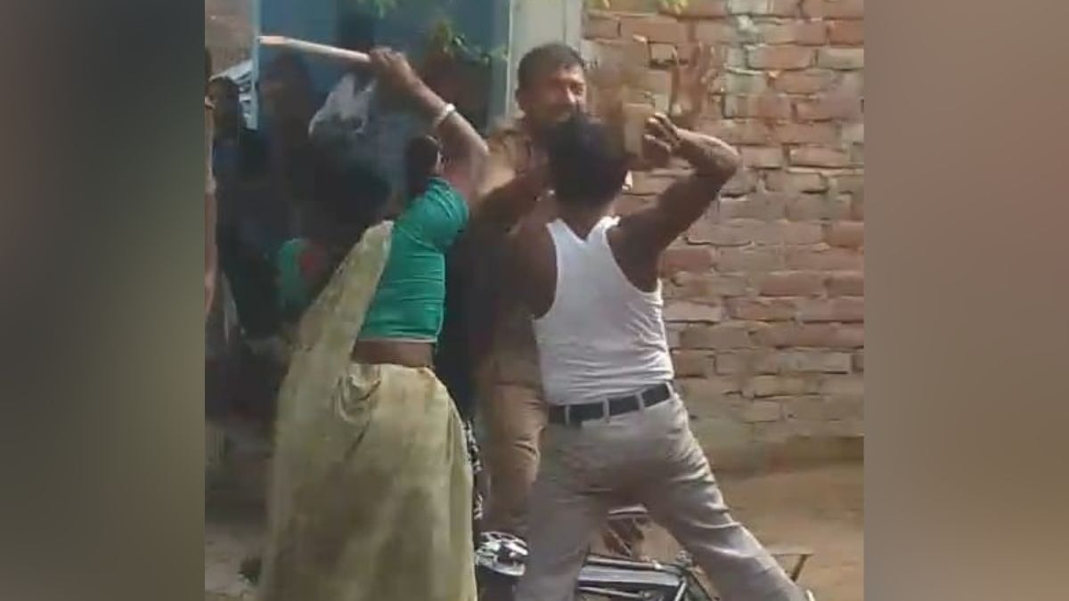 कानपुर के चौबेपुर इलाके में पुलिस पर हुआ हमला. (Photo: Screengrab)