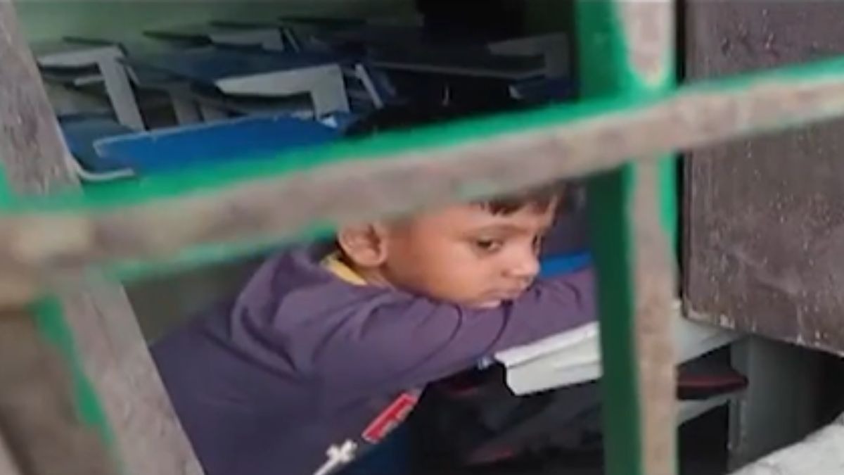 छुट्टी के बाद भी स्कूल में ही बंद रह गया बच्चा. (Photo: Screengrab)