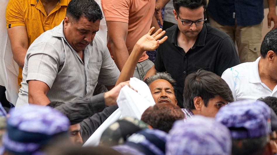 सोनम वांगचुक को सफदरजंग अस्पताल ले गई दिल्ली पुलिस, समर्थकों को जंतर-मंतर खाली करने को कहा गया - sonam wangchuk hunger strike 20 days jantar mantar hospital police ntc amkr ...