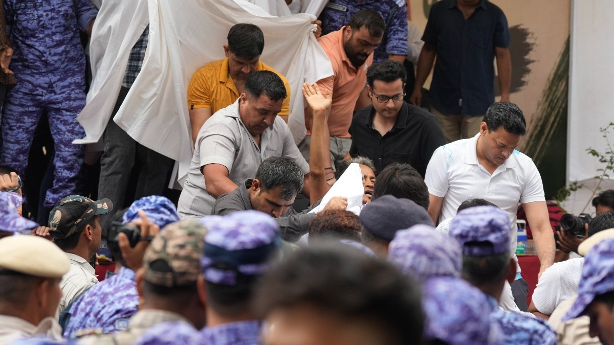 जंतर-मंतर से सोनम वांगचुक को उठाकर ले गई दिल्ली पुलिस (Photo: PTI)