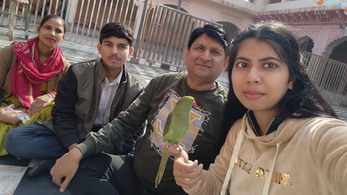 परिवार के साथ तोता माऊ. (Photo: Arvind Sharma/ITG)
