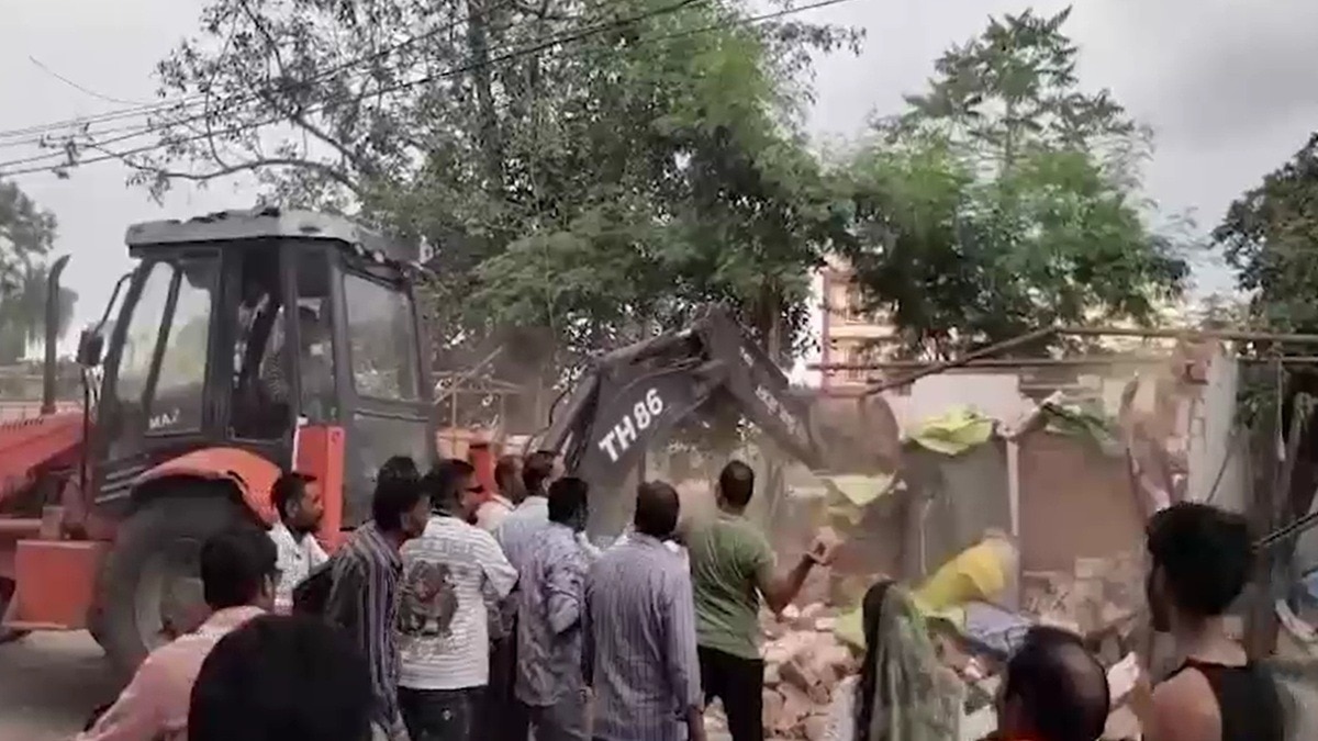भोपाल में अतिक्रमण हटाने के दौरान हुआ बवाल. (photo: Screengrabs)