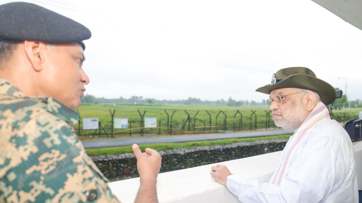 भारत बांग्लादेश सीमा पर सुरक्षा व्यवस्था का जायजा लेते अमित शाह. (Photo: ITG) 