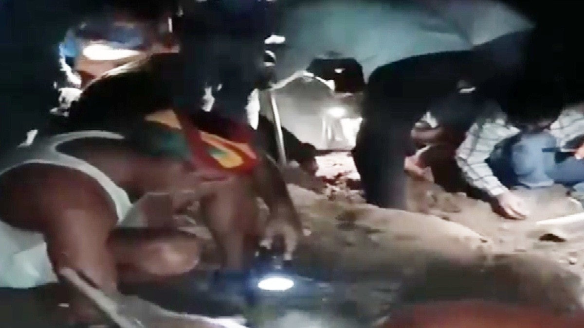 चांदी के सिक्कों की खबर फैलते ही रातभर खुदाई करते रहे ग्रामीण.(Photo:Screengrab)