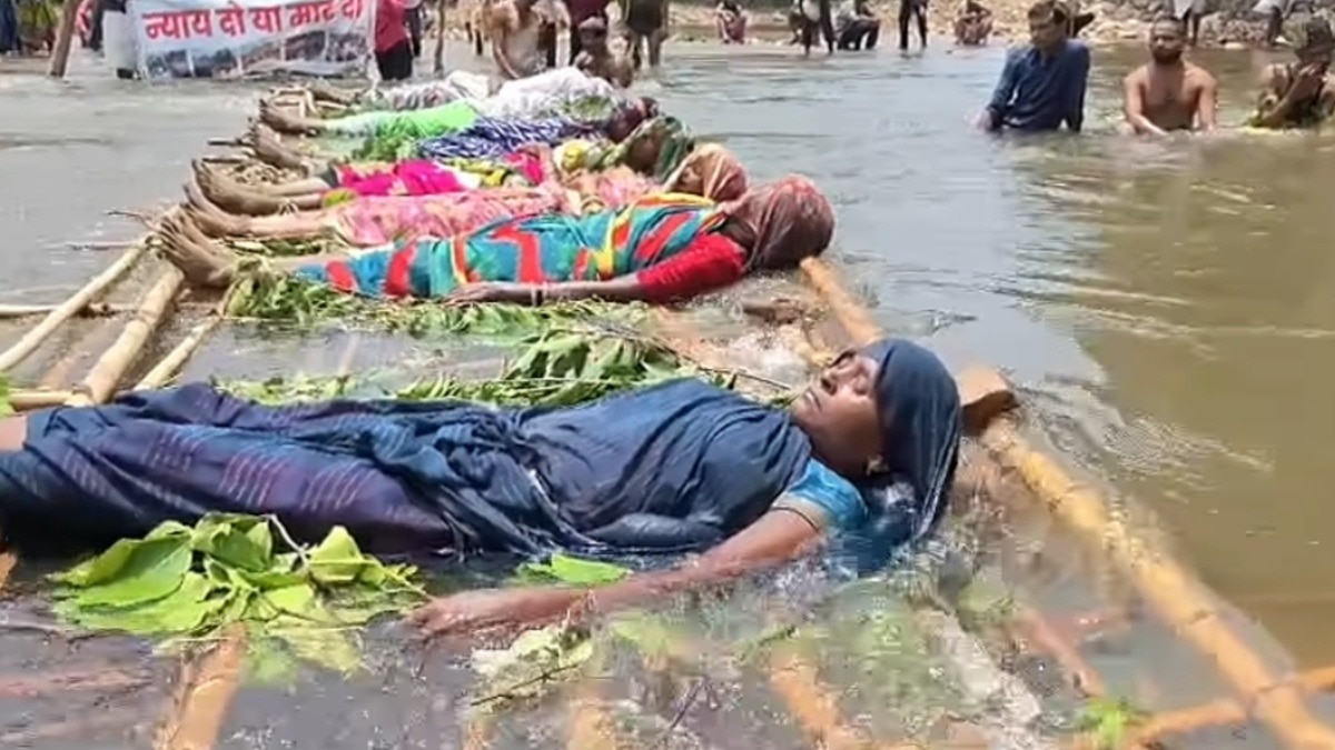 आदिवासी महिलाओं का 'चिता सत्याग्रह'.(Photo:FB)