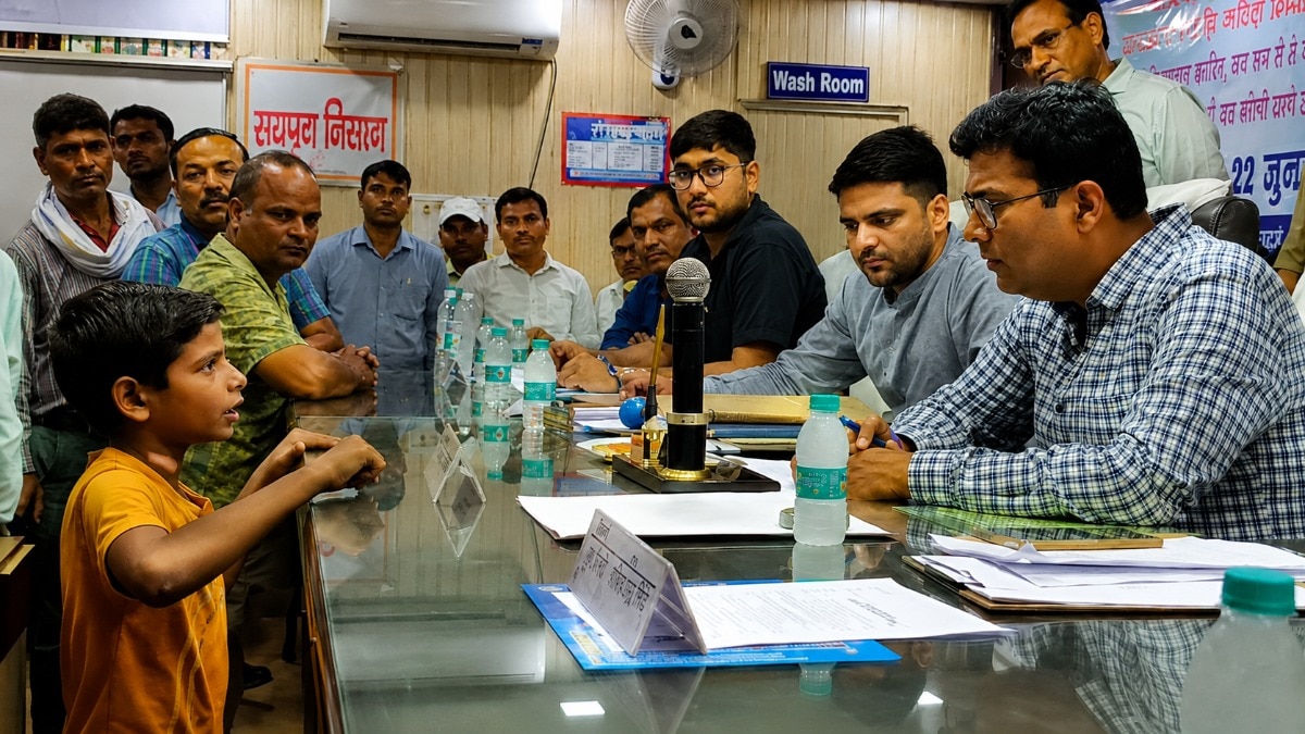 वायरल वीडियो के बाद पुलिस और प्रशासन की टीम बच्चे के घर भी पहुंची. Photo ITG