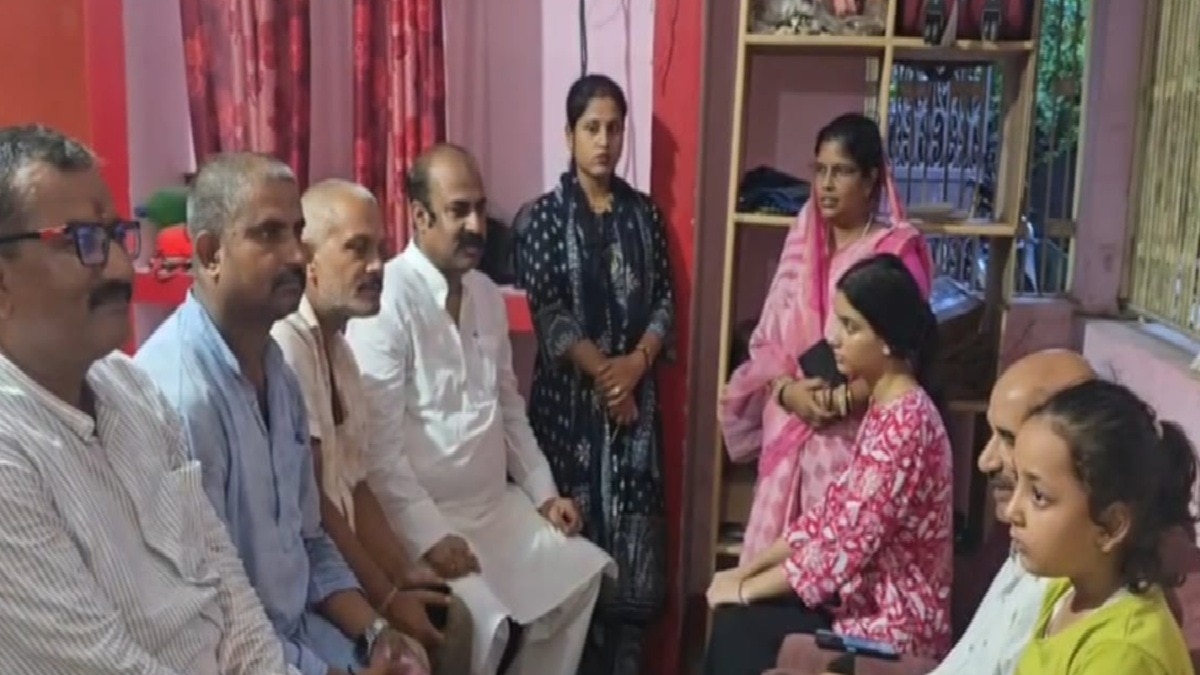 बाल काटने की घटना से सहमे ग्रामीण. (Photo: ITG)