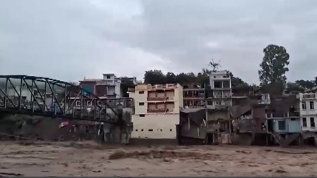 राजौरी में लगातार बारिश से कई इलाकों में भरा पानी. (photo: ITG)