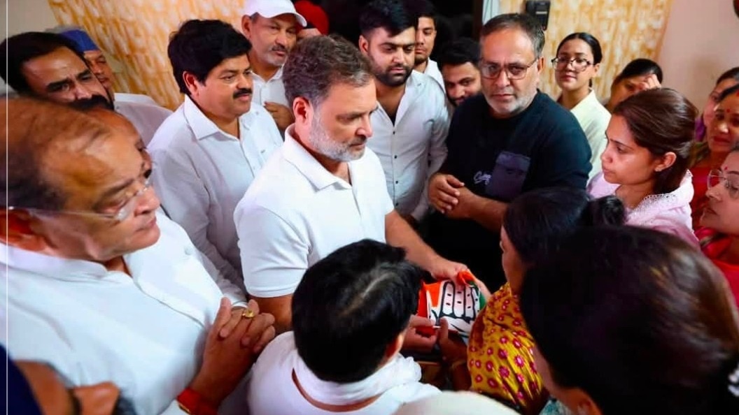देहरादून में छात्रों से संवाद से पहले मिलते राहुल गांधी. (Photo: ITG)