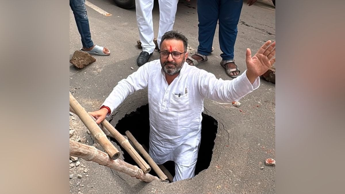 सड़क के गड्ढे में उतरे सपा नेता. (Photo: ITG)