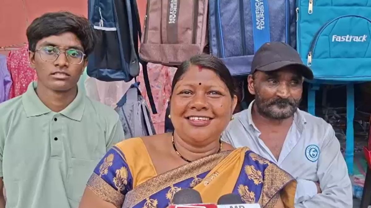 पिता के काम में हाथ बंटाते हुए बेटे ने की तैयारी. (Photo: Screengrab)