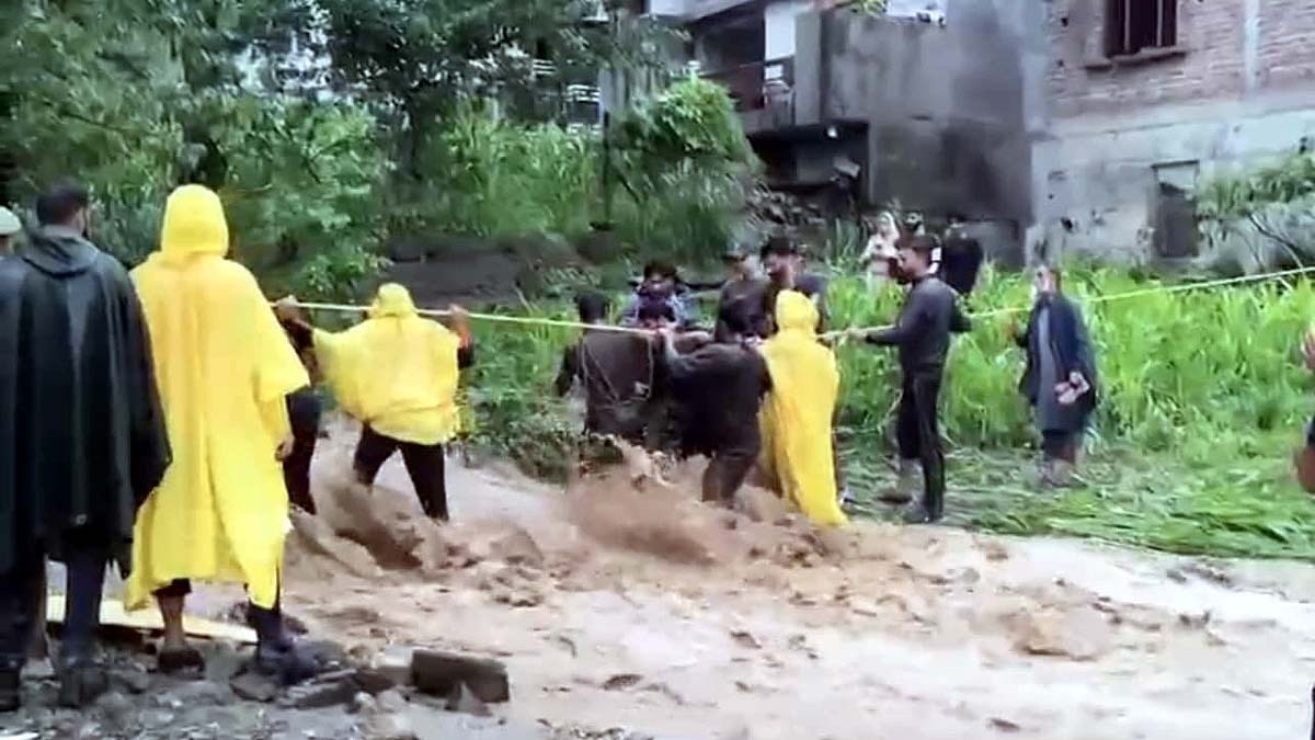 राजौरी में रेस्क्यू के लिए उतरी सेना, बच्चों समेत 11 लोगों की जान बचाई