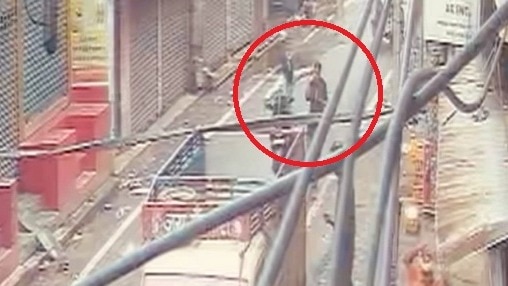 CCTV फुटेज के आधार पर आरोपी की तलाश जारी.(Photo: Screengrab)