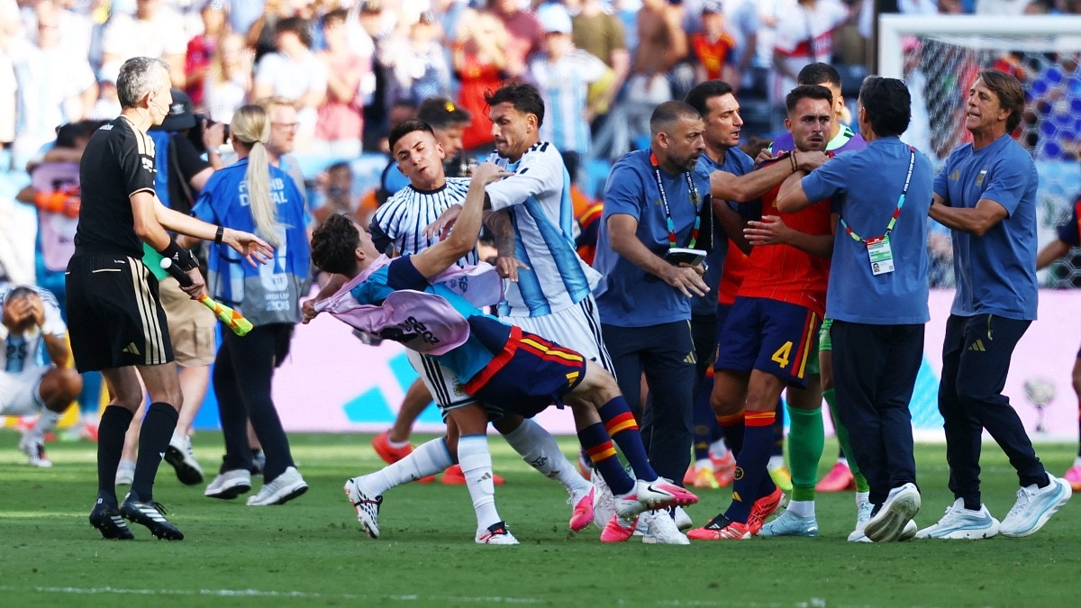 Spain vs Argentina Fight: वर्ल्ड कप फाइनल के बाद मैदान बना अखाड़ा, अर्जेंटीना के खिलाड़ी ने स्पेनिश स्टार के चेहरे पर जड़ा मुक्का