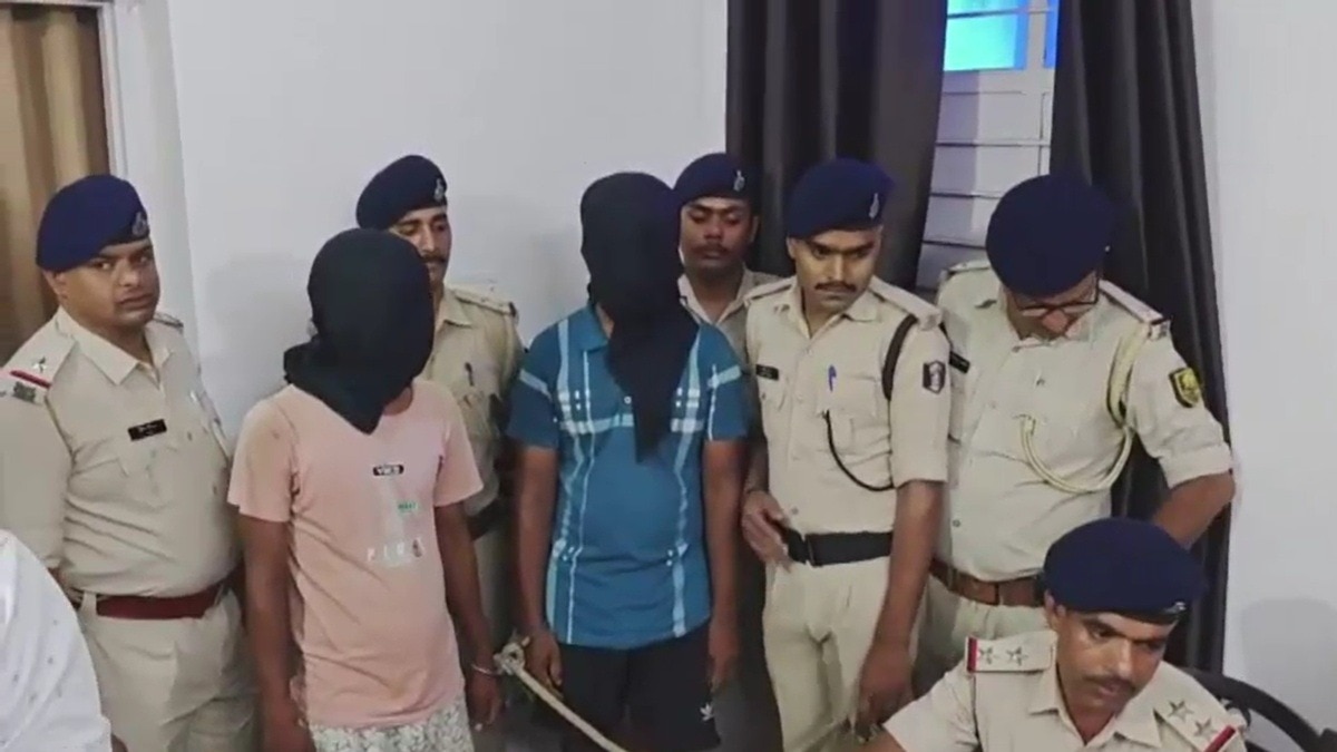 पुलिस गिरफ्त में आरोपी दूधवाला और उसका दोस्त. (Photo: Screengrabs)
