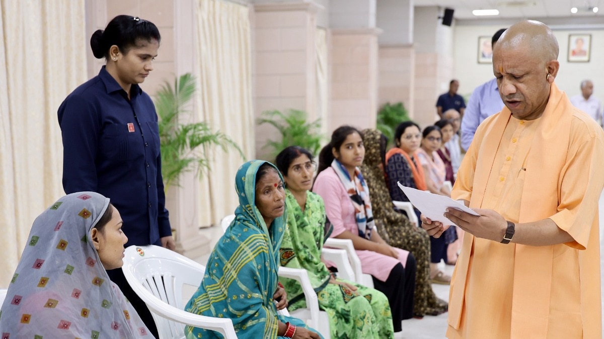 लखनऊ में आयोजित जनता दर्शन में लोगों की समस्याओं को सुनते सीएम योगी (Photo: ITG)लखनऊ में आयोजित जनता दर्शन में लोगों की समस्याओं को सुनते सीएम योगी (Photo: ITG)