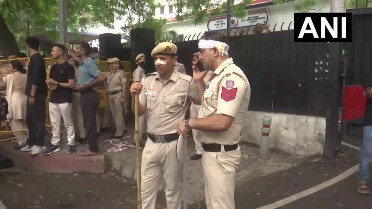 संसद मार्च में बवाल, पत्थरबाजी में दिल्ली पुलिस का सब-इंस्पेक्टर घायल