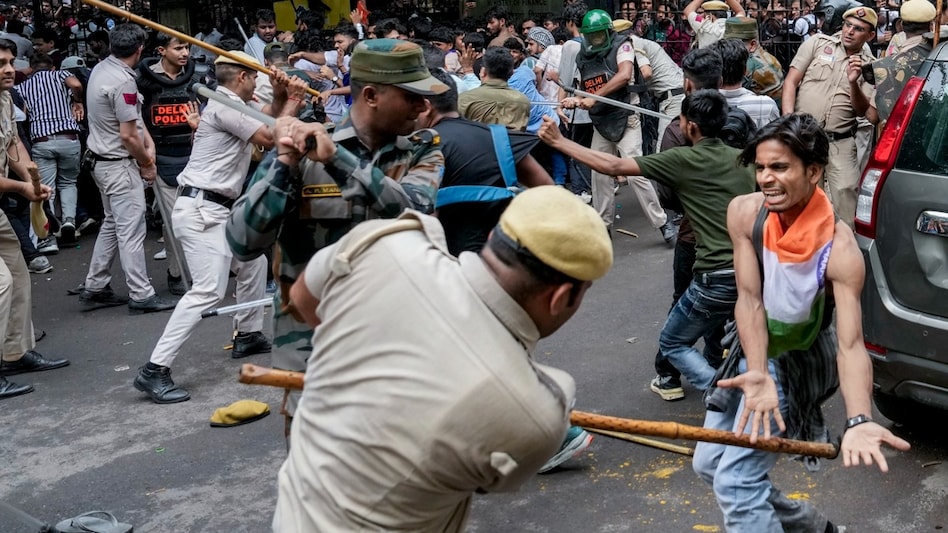 जंतर-मंतर पर पुलिस ने लाठीचार्ज भी किया है. (Photo: PTI)