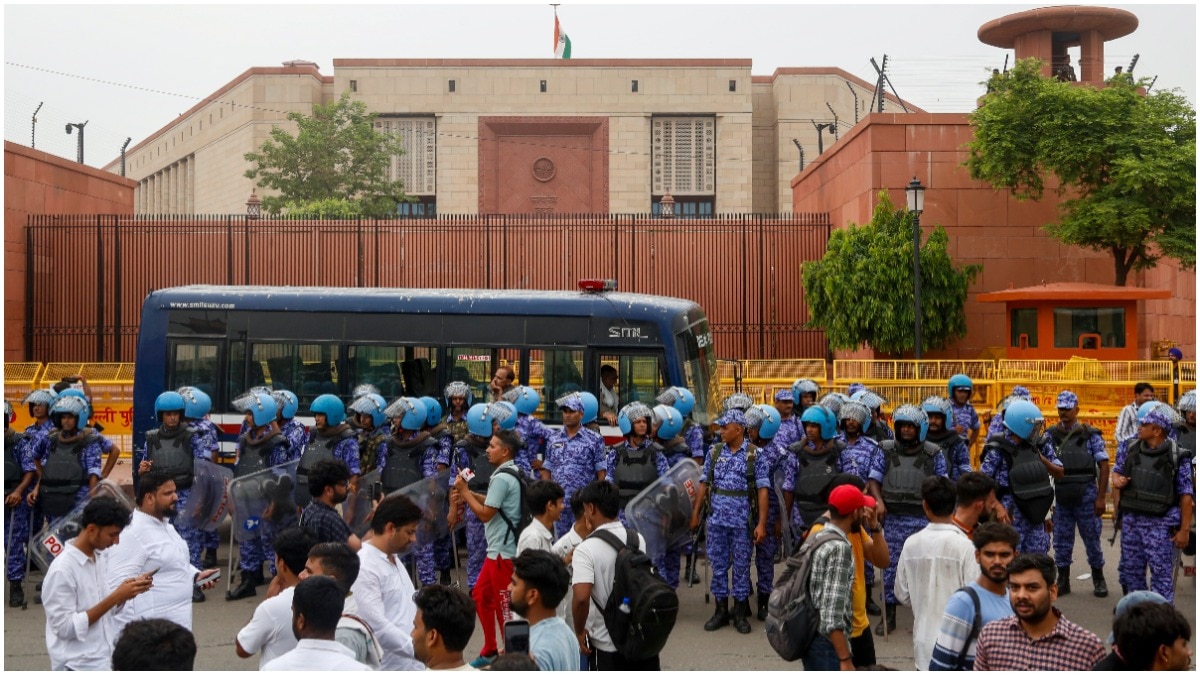 कॉकरोच जनता पार्टी के 'चलो संसद' मार्च के दौरान संसद भवन के बाहर तैनात सुरक्षाकर्मी. (Photo: PTI)