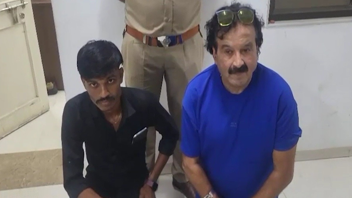 पुलिस गिरफ्त में दोनों आरोपी. (Photo: Screengrabs)