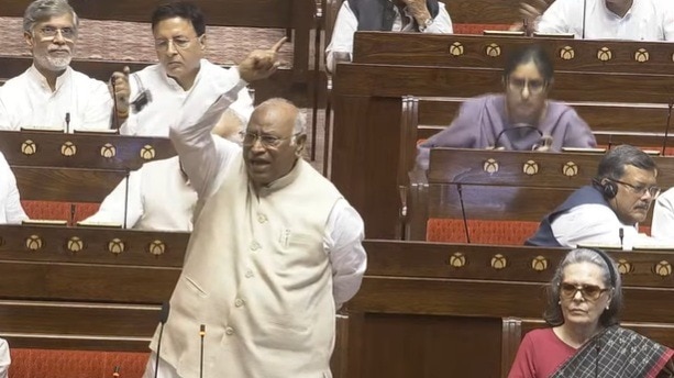 'देश अराजकता की ओर, सदन में बोलने नहीं दिया जा रहा', खड़गे ने सरकार को घेरा