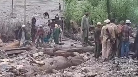 बादल फटने के बाद खिलौनों की तरह बहीं गाड़ियां, J-K में दो दिन में 23 की मौत