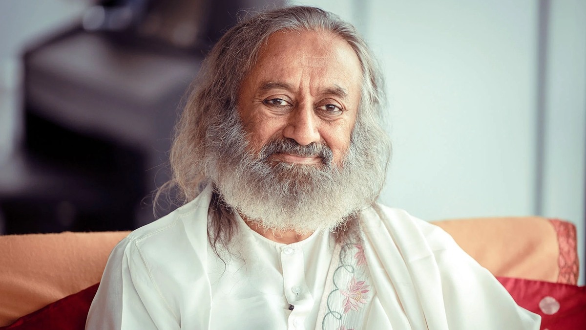 कर्नाटक सरकार ने श्री श्री रविशंकर की संस्था 'आर्ट ऑफ लिविंग' पर जमीन पर कब्जे के आरोपों की जांच के लिए एसआईटी गठित की. (File Photo: PTI)