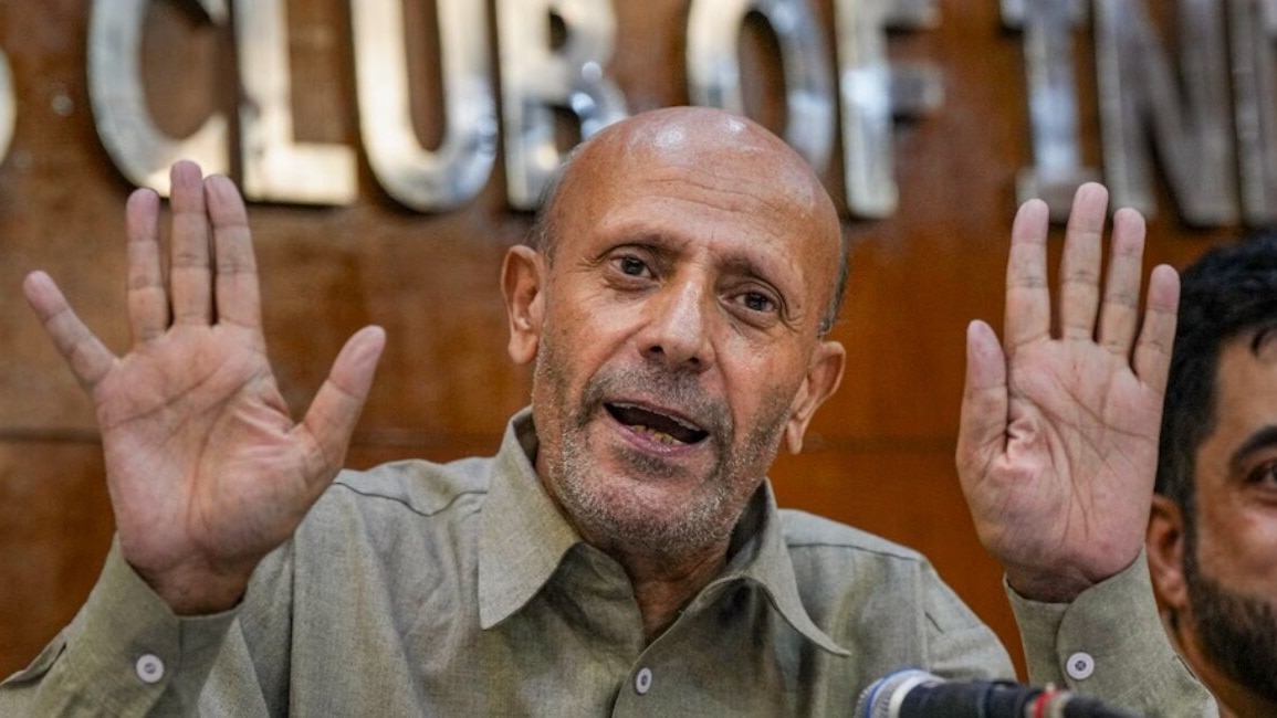 राशिद इंजीनियर सिम्बोलिक नंगे पैर मार्च शुरू किया ( file Photo/PTI)