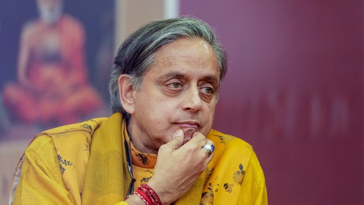 शशि थरूर ने फेलोशिप पर मांगा जवाब. (Photo: PTI)