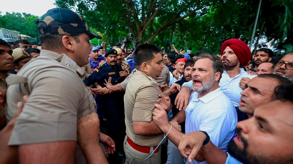 पीएम आवास के बाहर धरने पर बैठे राहुल गांधी और अन्य विपक्षी नेता. (PTI Photo)
