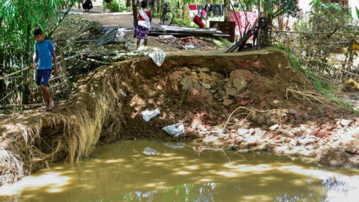 असम के कई गांव जलमग्न हो गए हैं. (Photo: PTI)