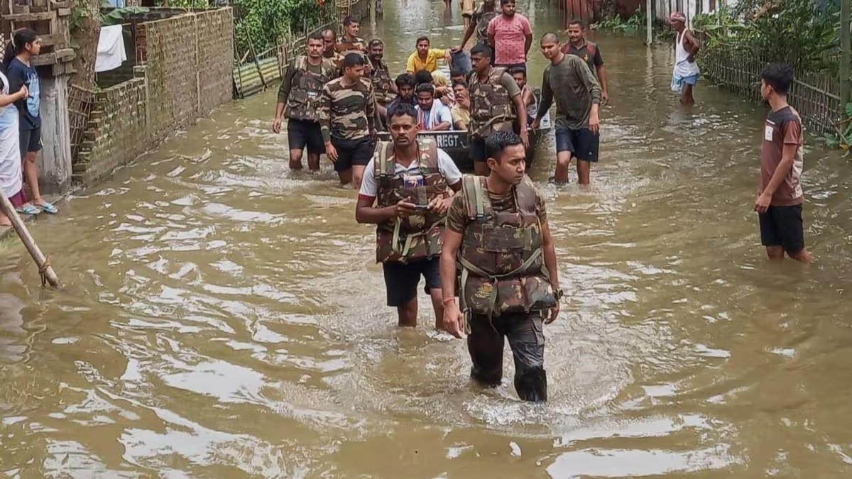 बाढ़ प्रभावितों की लगातार मदद कर रहा है प्रशासन. (Photo: ITG)