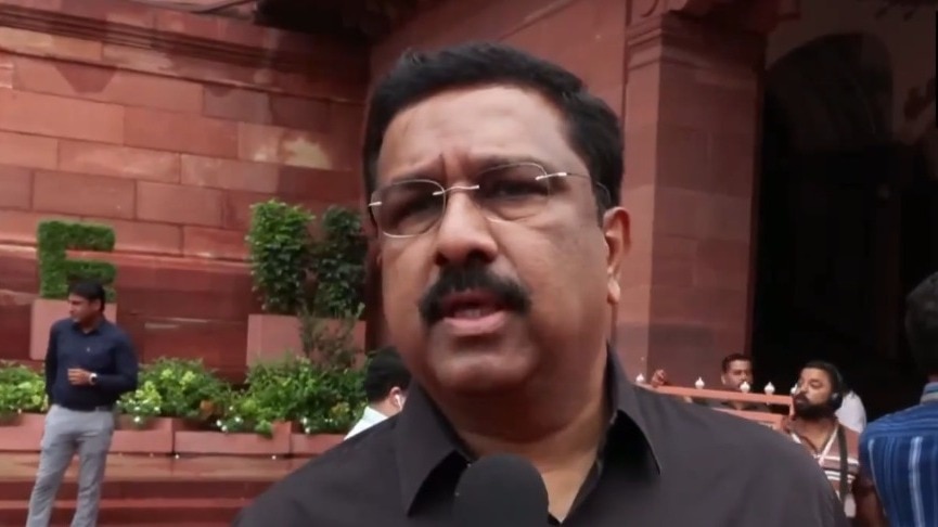 काले कपड़ों में संसद पहुंच रहे कांग्रेस सांसद, पेपर लीक मुद्दे पर सरकार को घेरने की पूरी तैयारी