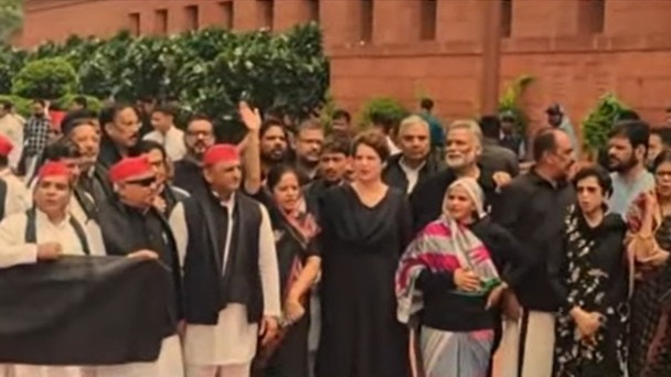 काले कपड़े पहनकर संसद पहुंचे विपक्षी सांसद. (photo: ITG)