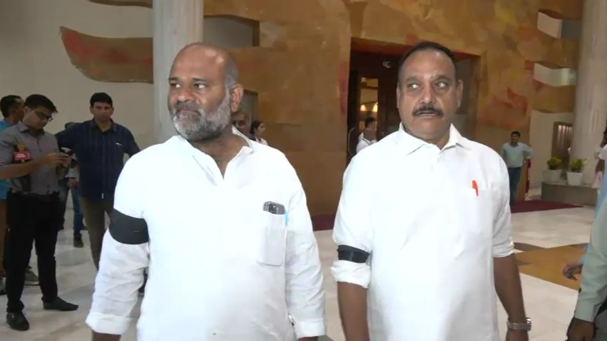 काली पट्टी बांधकर पहुंचे विधायक. (Photo: Screengrab)