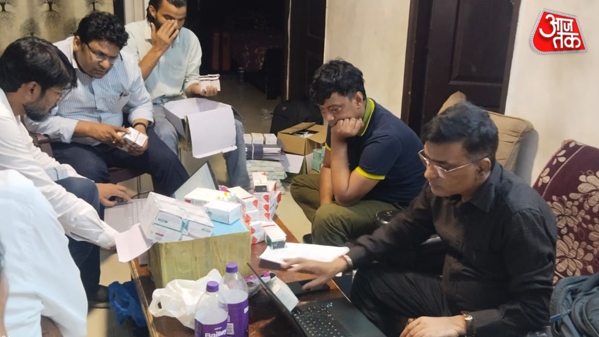 फ्लैट में मिली 2 करोड़ की जांच करते अधिकारी (Photo: ITG)